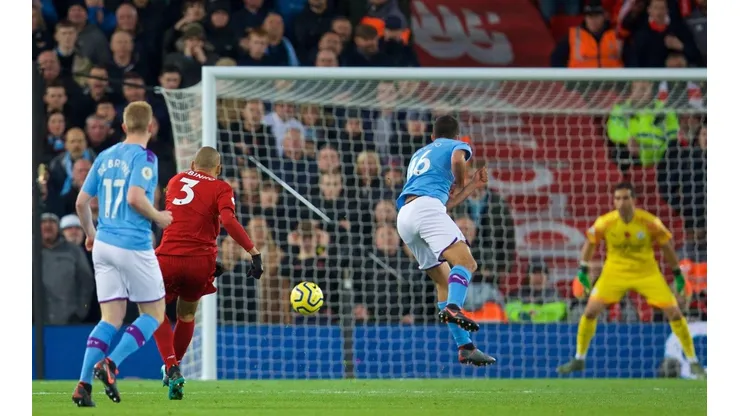 Neville dispara contra Claudio Bravo