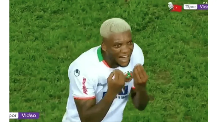 Expulsión de Junior Fernandes