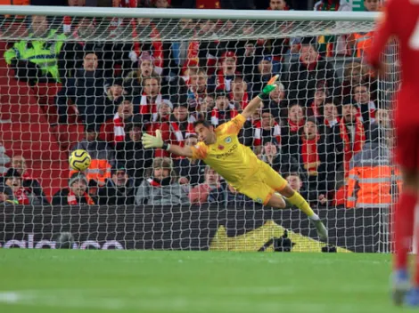 Tapadones de Bravo ante Salah y Firmino salvan de la goleada al City