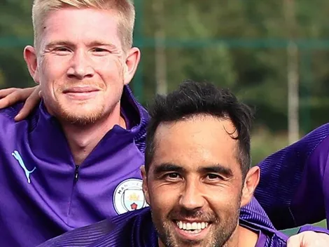 De Bruyne le presta ropa a Claudio Bravo: "Tengo confianza en él"
