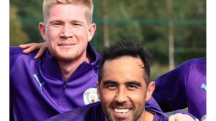 De Bruyne le presta ropa a Claudio Bravo: "Tengo confianza en él"
