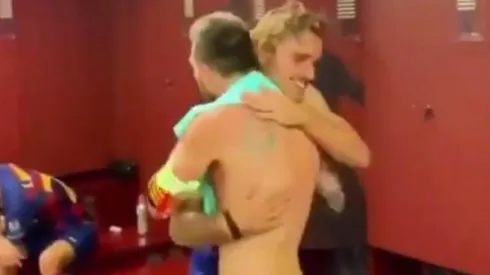 Abrazo entre Messi y Griezmann