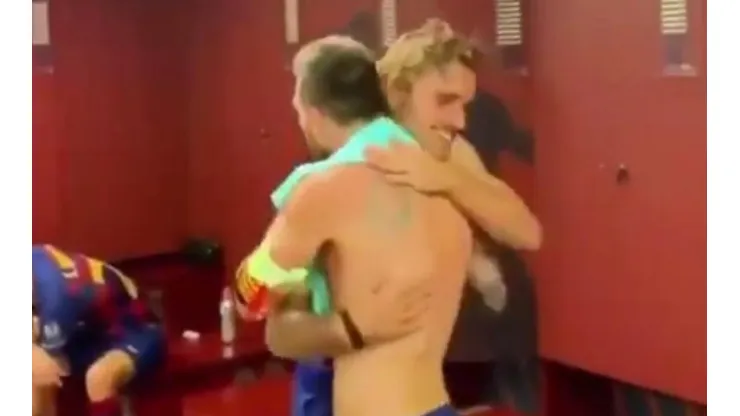 Abrazo entre Messi y Griezmann