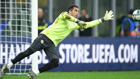 Claudio Bravo será titular en el Manchester City en su visita a Liverpool por la Premier League.