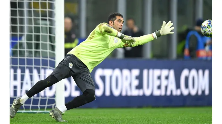 Claudio Bravo será titular en el Manchester City en su visita a Liverpool por la Premier League.