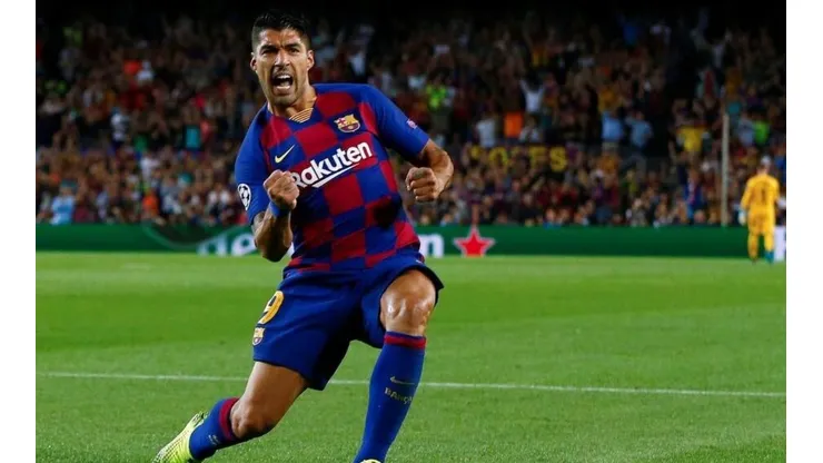 Compañero de selección echa al agua a Luis Suárez
