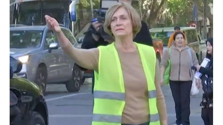 El momento en que Evelyn Matthei corre para huir de la prensa