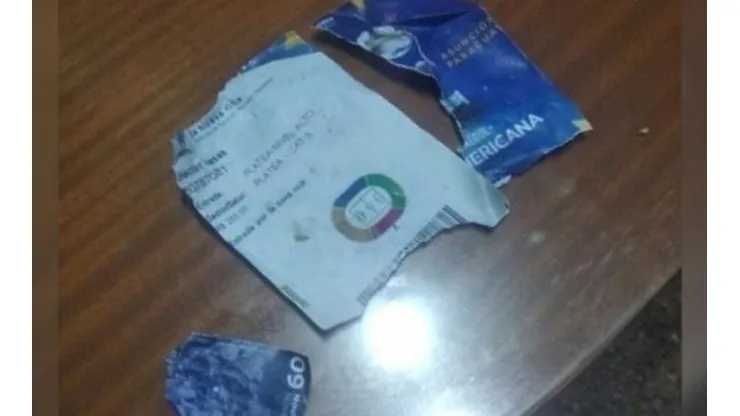El mejor amigo del hombre: Perro come entrada de la final