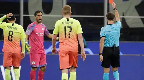 ¡Injusticia! Claudio Bravo fue expulsado en dudosa jugada