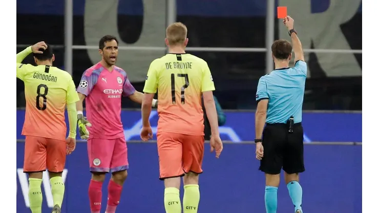 ¡Injusticia! Claudio Bravo fue expulsado en dudosa jugada