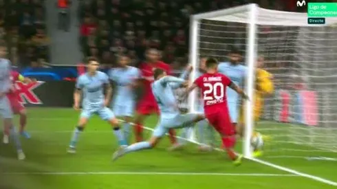 Patriada de Charles Aránguiz le da la ventaja parcial al Leverkusen