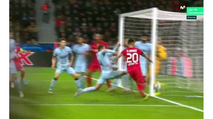 Patriada de Charles Aránguiz le da la ventaja parcial al Leverkusen