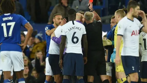 Le quitaron la roja a Son
