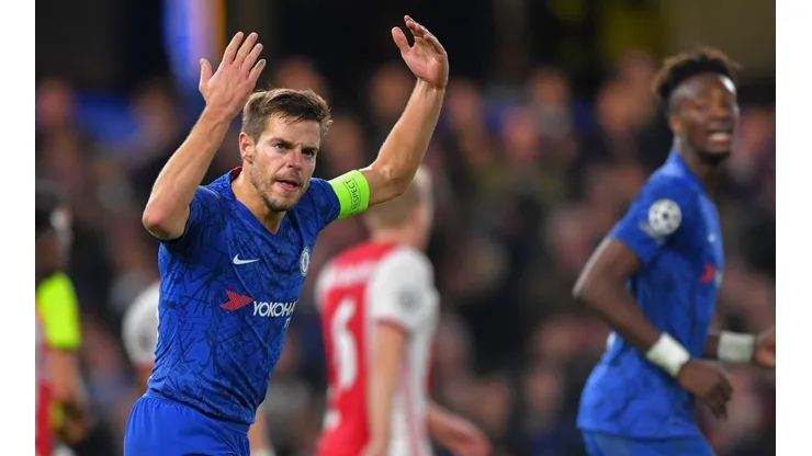 Azpilicueta levanta a los suyos tras su gol. Lograrían un empate impensado.