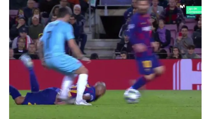 La postal de Vidal: pase con la cabeza desde el piso.