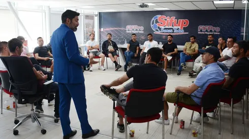 Gamadiel García y los capitanes en la asamblea del Sifup.