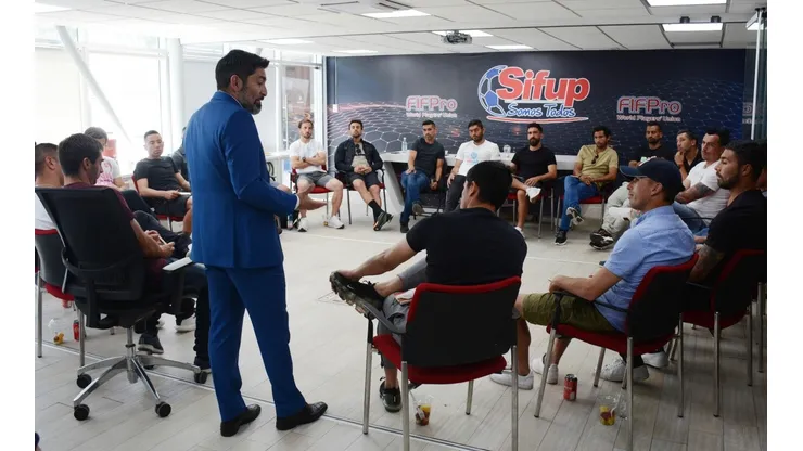 Gamadiel García y los capitanes en la asamblea del Sifup.