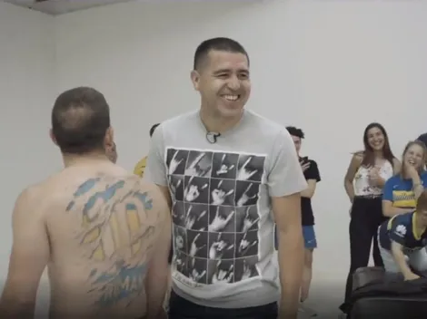 Riquelme le autografía los tatuajes a los hinchas que lo llevan en la piel