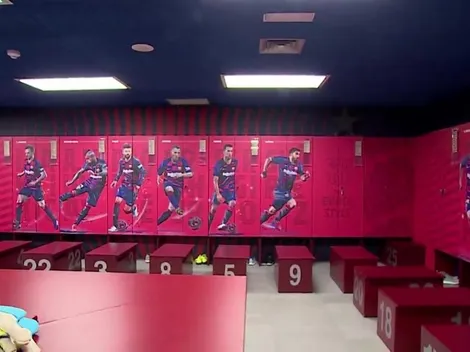 Vidal se sienta junto a Piqué y ocupa el casillero de Xavi en el nuevo camarín