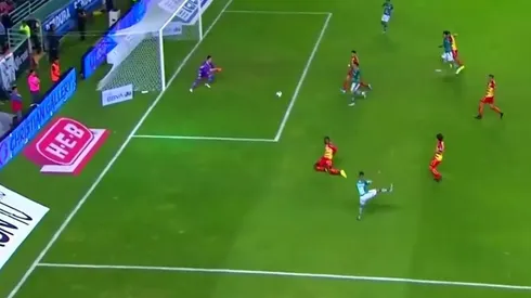 Jean Meneses anotó una vez por Chile y dos por León en sus últimos cinco partidos