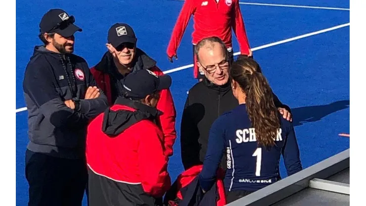 Marcelo Bielsa sorprende visitando a la selección chilena de hockey en pleno partido