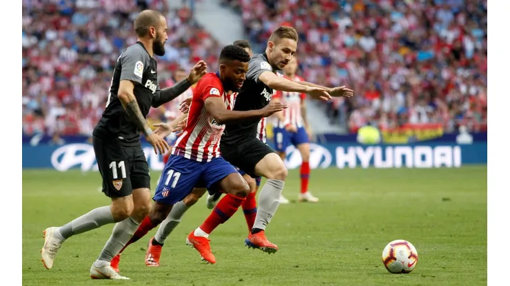 Sevilla y Atlético de Madrid se enfrentan por la Liga de España.