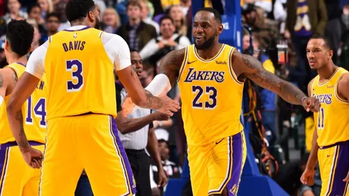 LeBron logra un triple-doble y guía la victoria de los Lakers ante Dallas