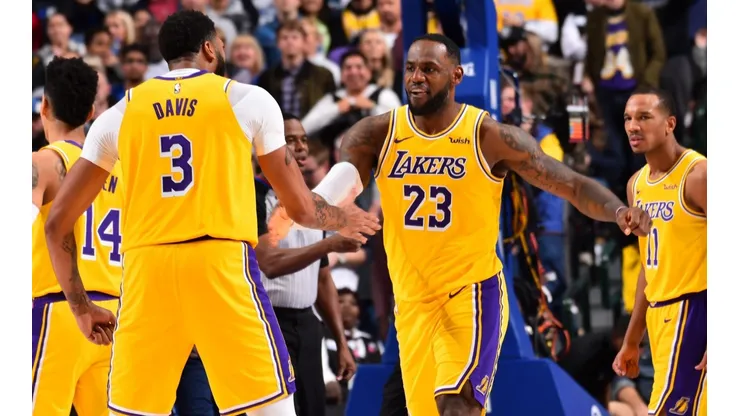 LeBron logra un triple-doble y guía la victoria de los Lakers ante Dallas