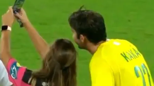 Árbitra le saca amarilla a Kaká y le pide para tomarse un selfie