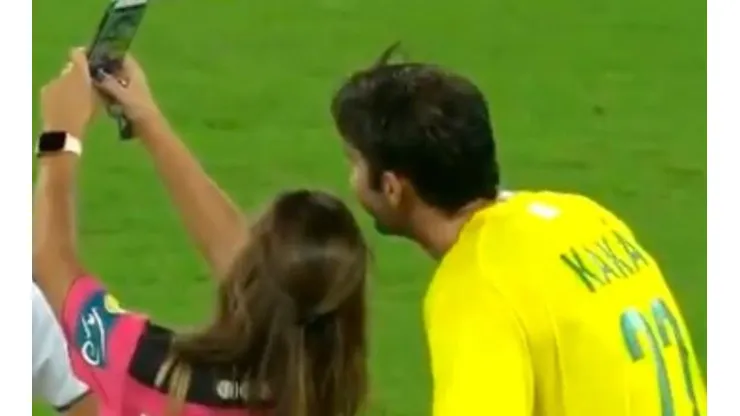 Árbitra le saca amarilla a Kaká y le pide para tomarse un selfie