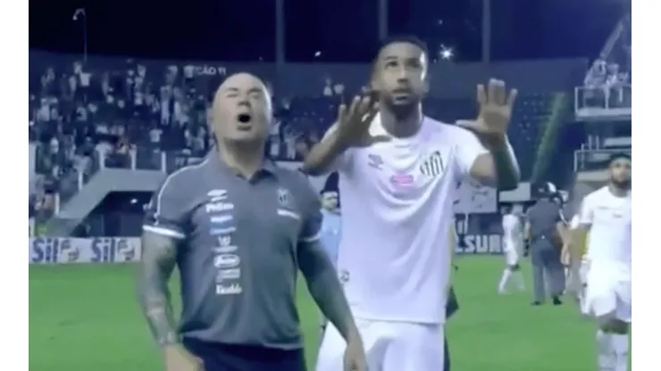 Jorge Sampaoli se agarra con un hincha y hasta le ofrece combos en Brasil