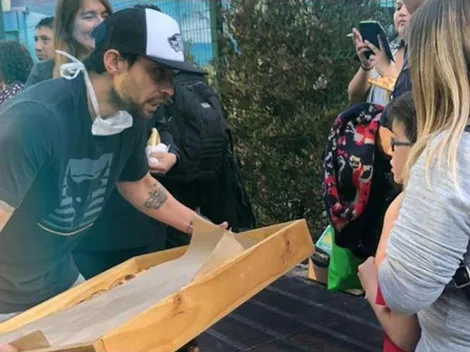 Valdivia regala empanadas a la gente que espera micro