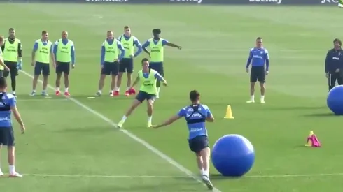 Los jugadores del Leganés se bombardean con balones gigantes de ejercicio