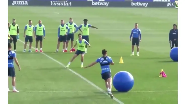 Los jugadores del Leganés se bombardean con balones gigantes de ejercicio