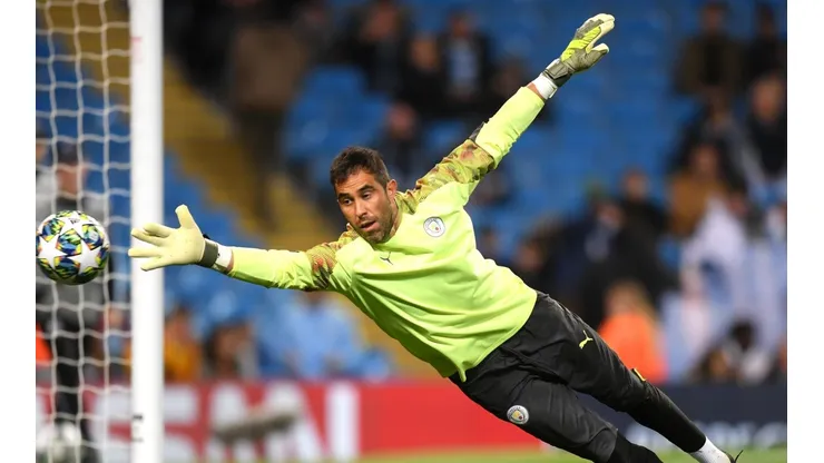Claudio Bravo asoma como titular para el encuentro por la Copa de la Liga de Inglaterra.