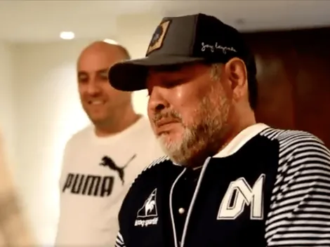 Maradona rompe en llanto al recibir camiseta con el nombre de su madre