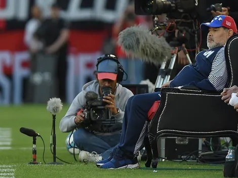 Maradona golea al equipo de Kudelka sentado en un trono