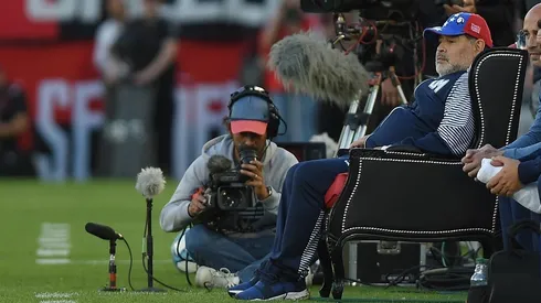 Maradona en su trono viendo cómo goleaba al equipo de Kudelka.