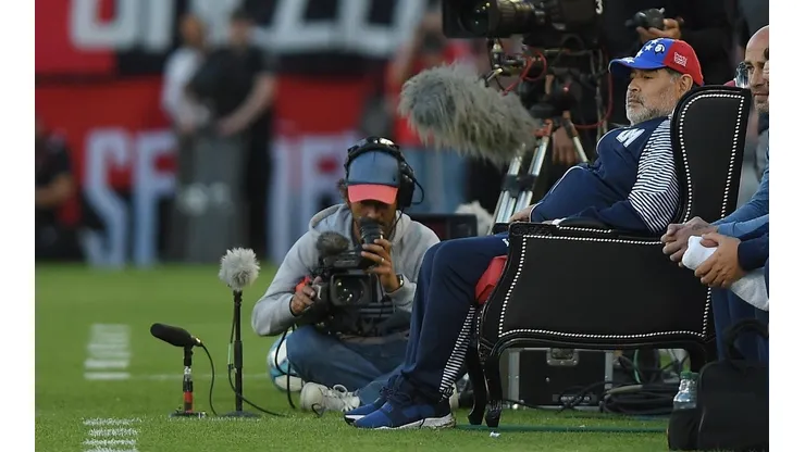 Maradona en su trono viendo cómo goleaba al equipo de Kudelka.