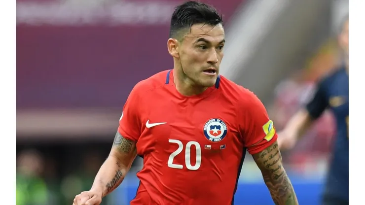 Charles Aránguiz no es partidario de jugar ante Bolivia