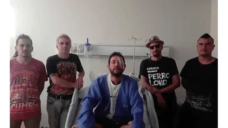La banda estuvo con su compañero en el hospital.