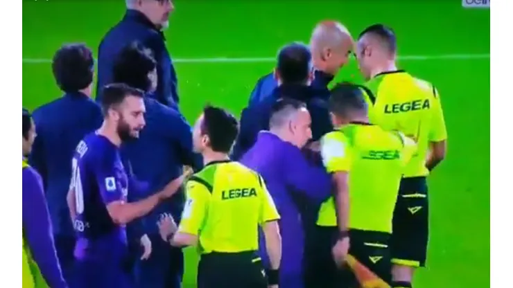 Ribery se enoja con el arbitraje y empuja a un asistente