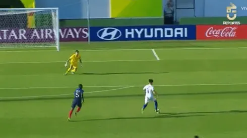 El palo de Alexander Aravena que casi abre la cuenta