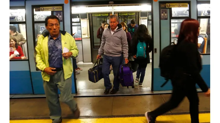 Metro de Santiago amplía su horario de funcionamiento este lunes, junto con la operación de un tramo de la Línea 4.