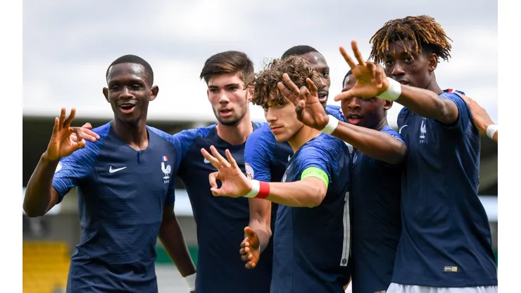 Adil Aouchiche (con la jineta al centro) encabeza esta selección de Francia.