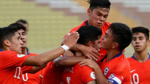 Vicente Pizarro, con la jineta, abraza a sus compañeros en la preparación rumbo al Mundial.