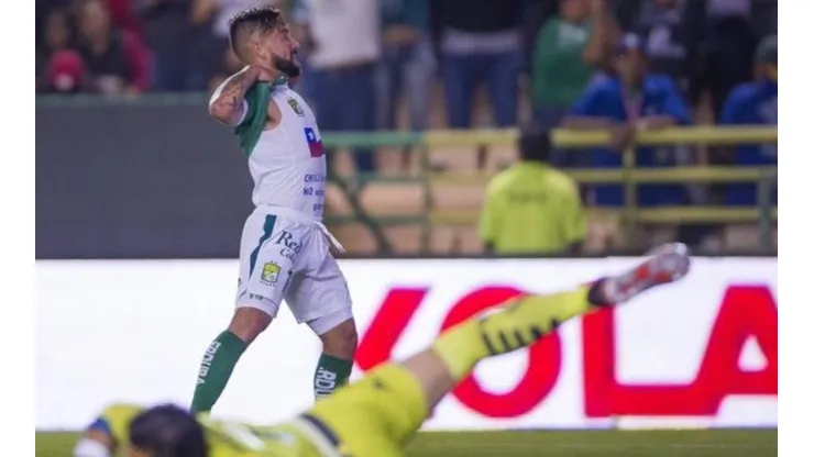 Jean Meneses con su polera.