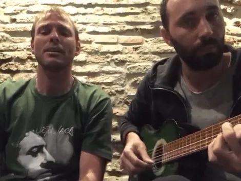 Mathías Riquero canta a Chile con polera de Víctor Jara