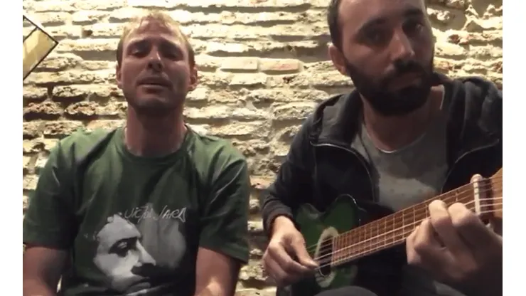 Riquero y su hermano cantando a Chile.