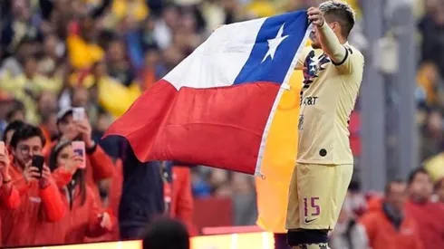 Nico Castillo y su bandera de "Chile despertó".